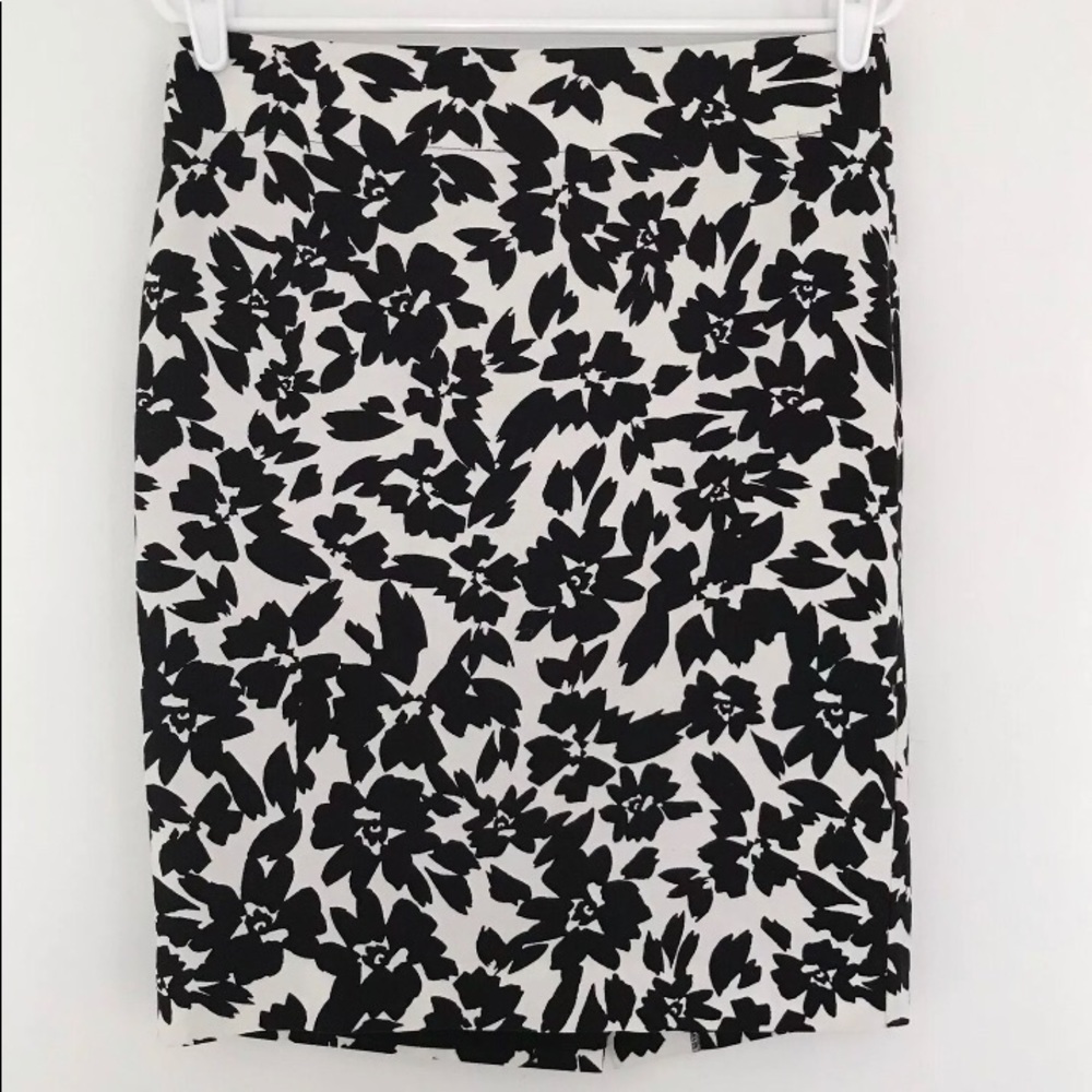 LOFT Black & White Floral Pencil Skirt Size 6